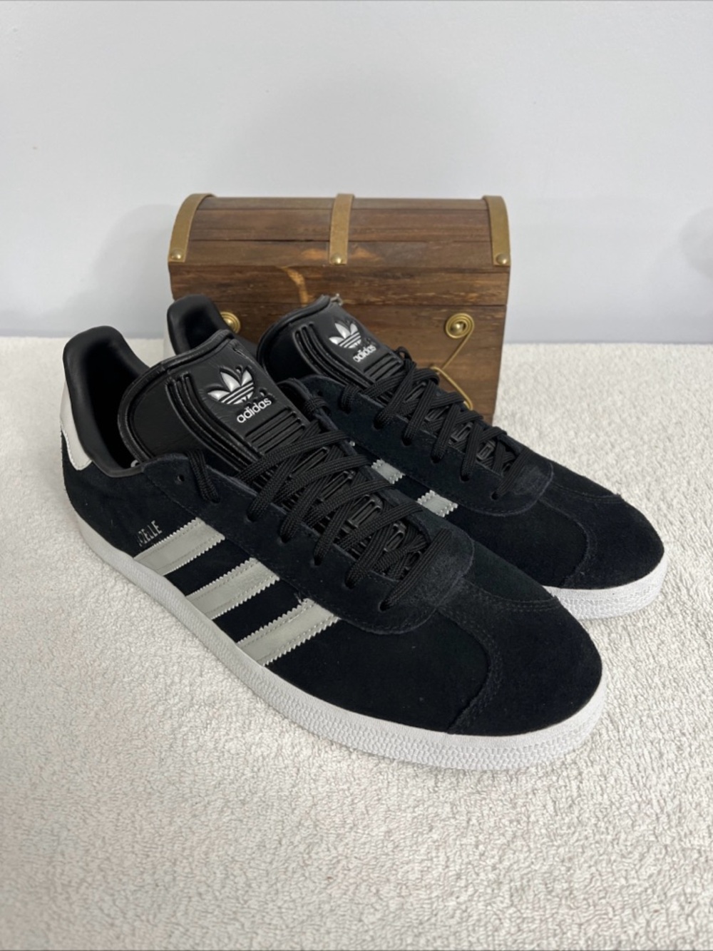 Adidas Women's Sz 11 Men’s Sz 9.5 Gazelle Originals Black/Silver Metallic ID7007 - Picture 10 of 12